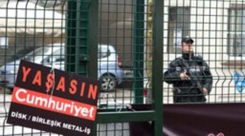 Υπό κράτηση ο αρχισυντάκτης της ηλεκτρονικής έκδοσης της Cumhuriyet γιατί ασκεί κριτική στον Σουλτάνο